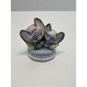 Vintage Fine Porcelain Figurine Hallmark Cheddar 1984 Love Weaves Wonders Taiwan